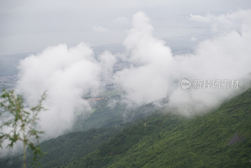 云雾缭绕的山林自然景观