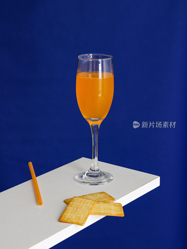 蓝色背景，桌面上摆放着饼干和夏日饮品