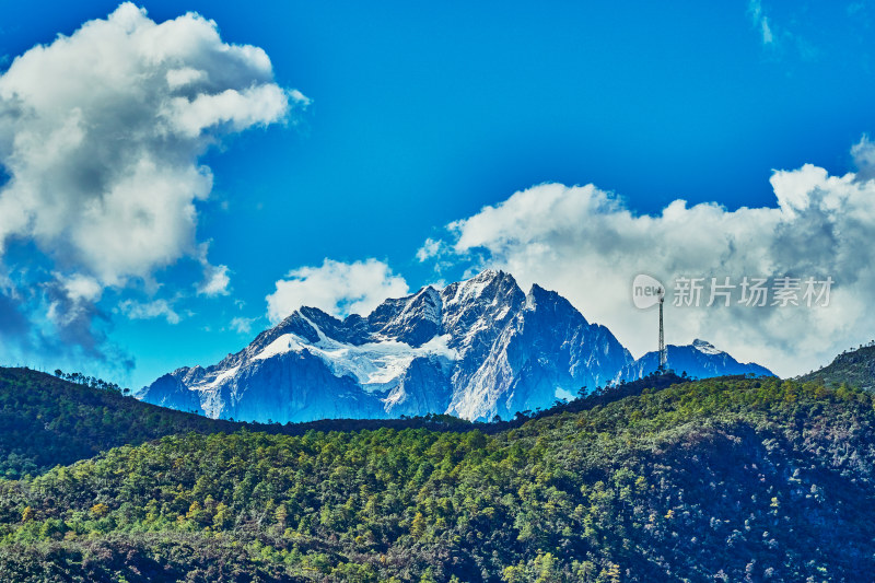 云海中的玉龙雪山