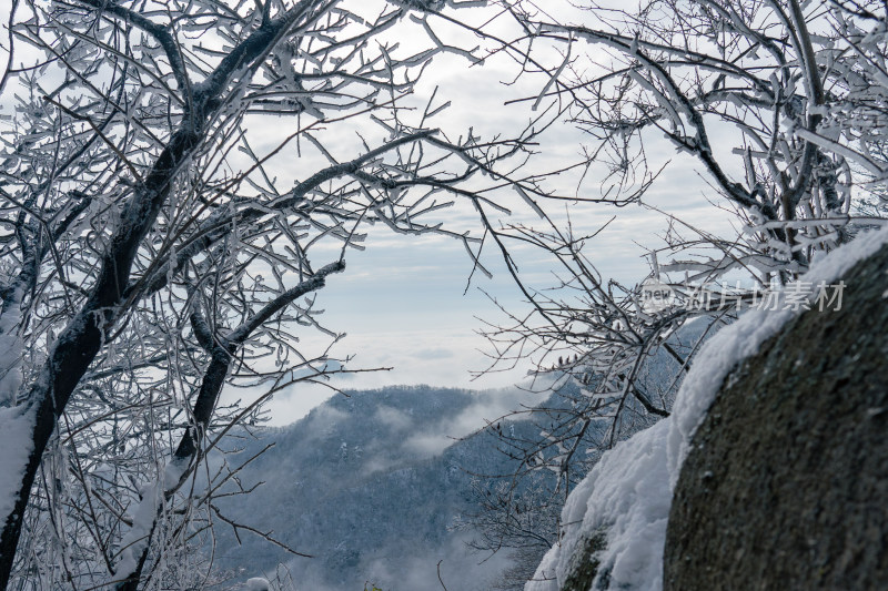 寒冷冬天大山气象