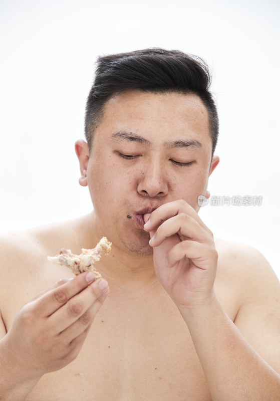 大吃特吃各种食物的肥胖亚洲男子