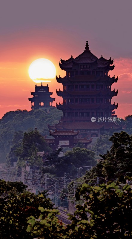 夕阳下的中式古建筑黄鹤楼