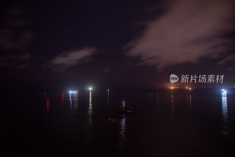 夜空映衬下的城市海景