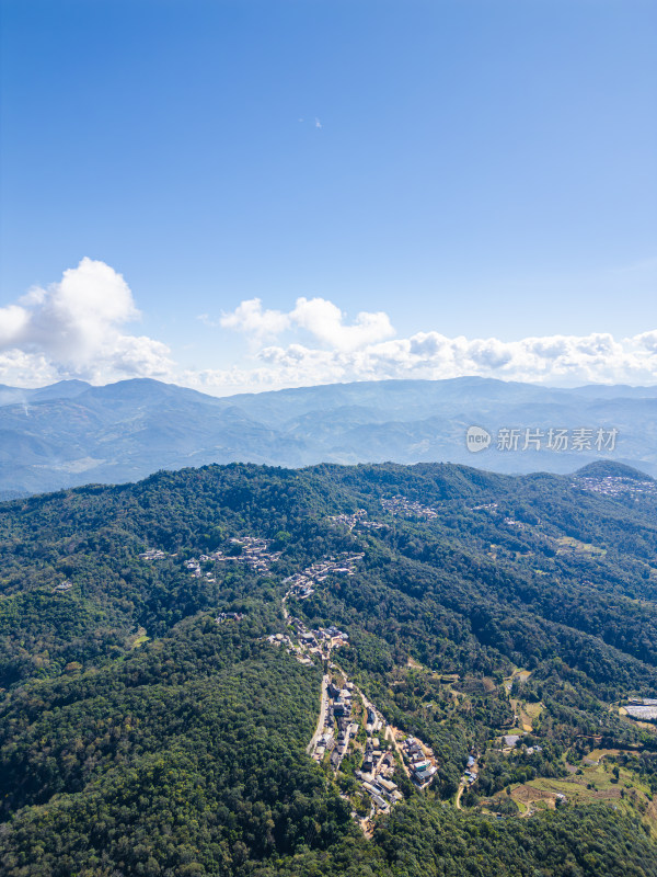 航拍被森林环绕的景迈山村庄全景