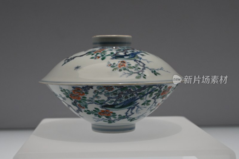 传统花鸟纹青花瓷盖碗