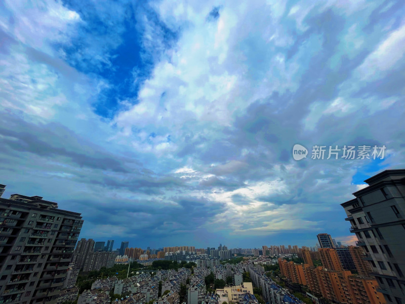 杭州夏日盛放的天空 漫画云