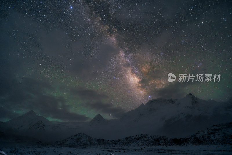 中国西藏那曲萨普雪山星空银河夜景