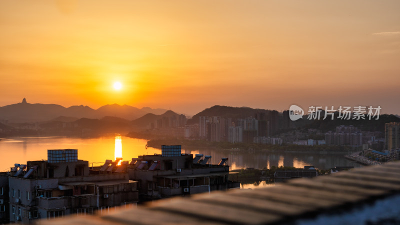 湖北黄石磁湖与东方山落日时分