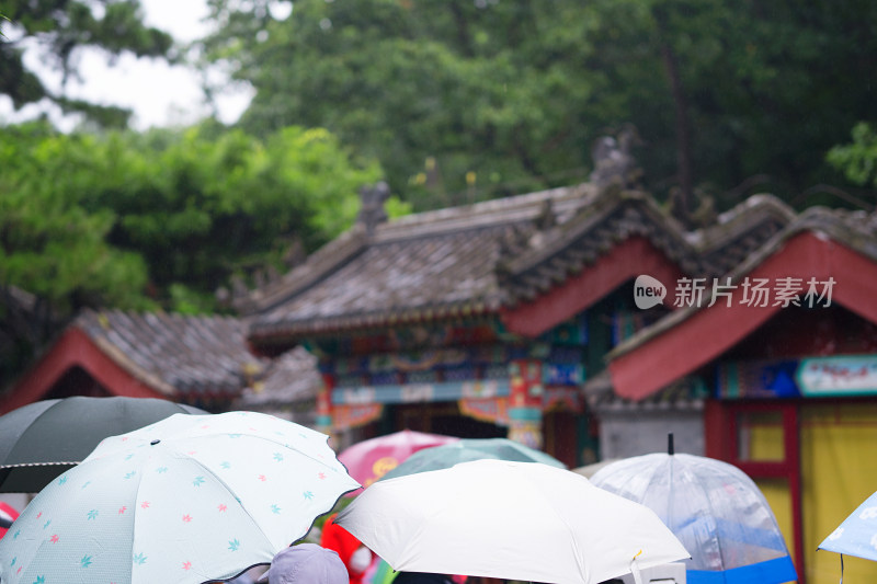 秋天雨季怀柔红螺寺里的雨伞