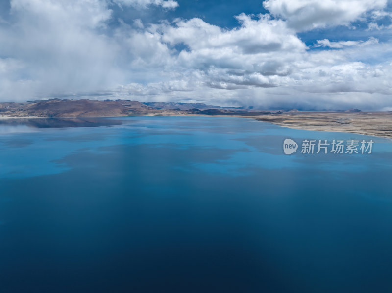 西藏日喀则佩古措蓝色湖泊大环线高空航拍