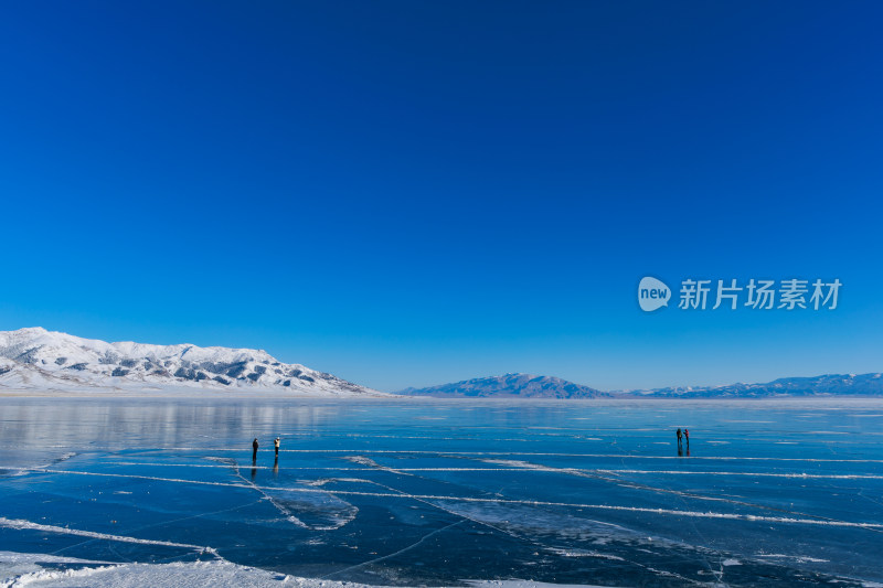 新疆冬季赛里木湖雪景雪山冰湖蓝冰日照金山