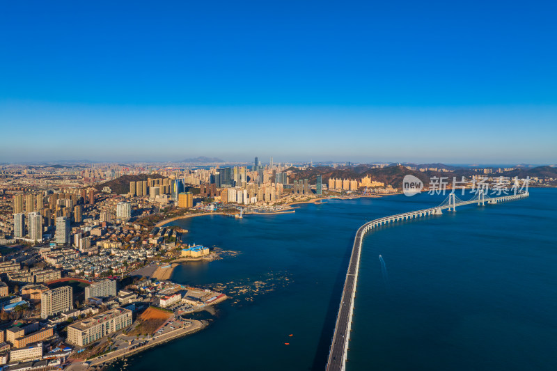 大连星海湾跨海大桥与城市全景