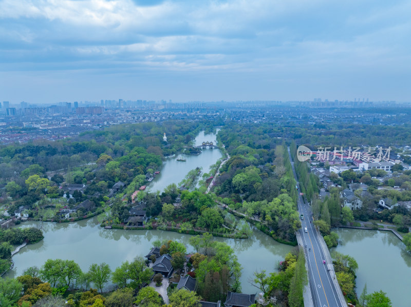 航拍烟雨江南扬州瘦西湖风景区全景