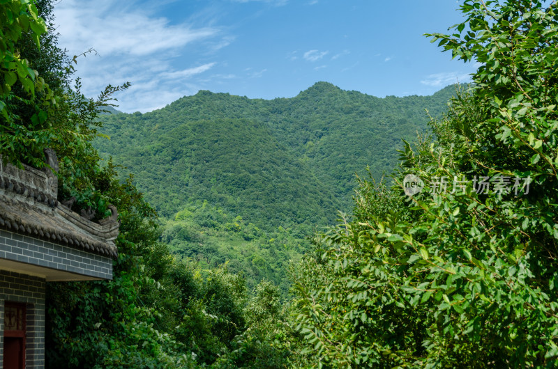 陕西秦岭辋川溶洞山林间中式建筑一角