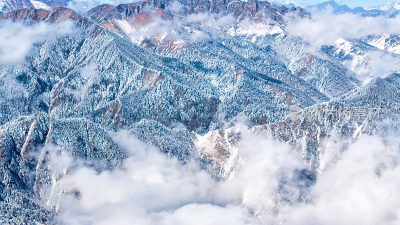 四川成都西岭雪山上空的云海群山航拍