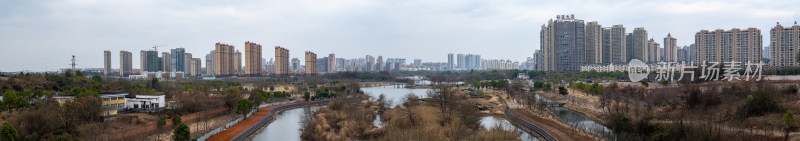 城市中的河流与高楼全景