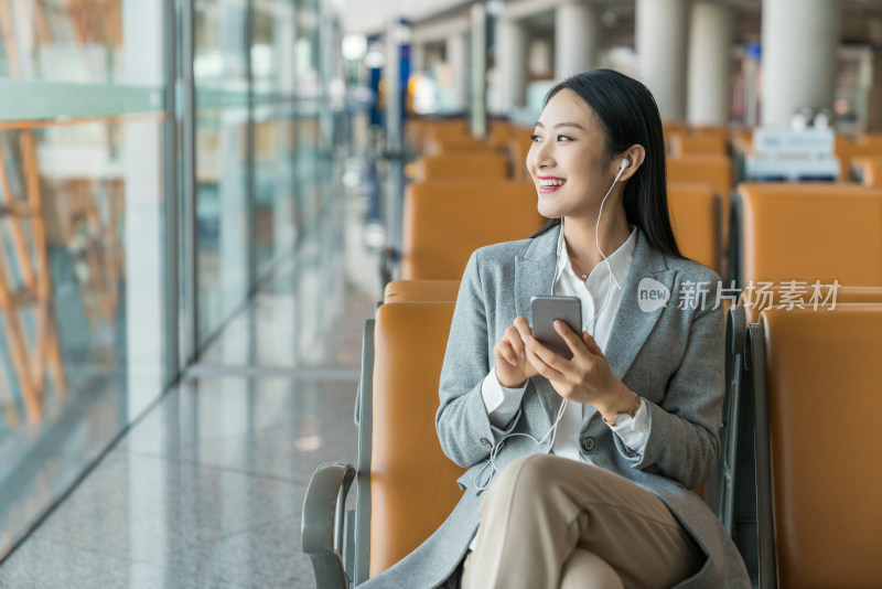 商务女士在机场候机