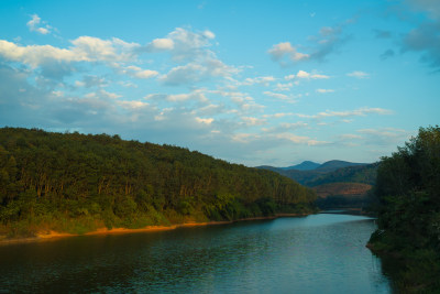 夕阳下的湖光山色