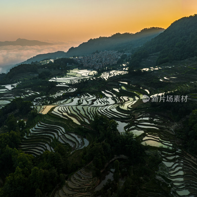 云南红河哈尼小镇梯田