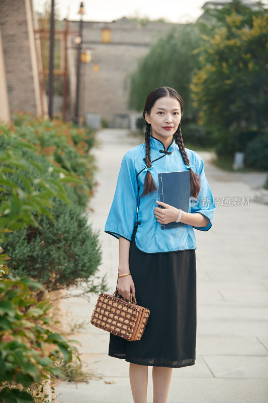 在古城身穿民国学生服饰的女大学生