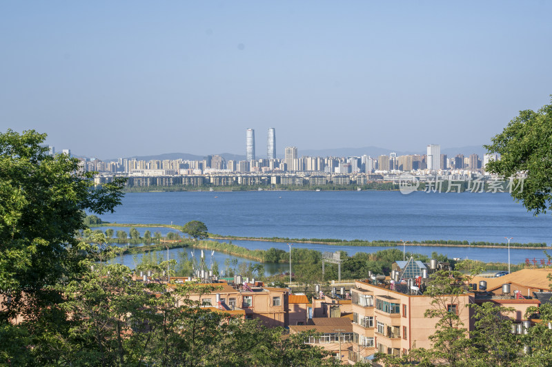 西山遥望昆明城市天际线的景致