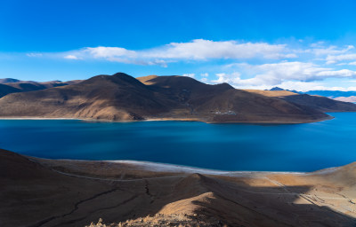 西藏山南地区湛蓝色的羊卓雍措