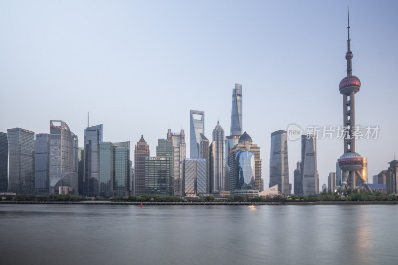 上海北外滩正对陆家嘴现代摩天大楼