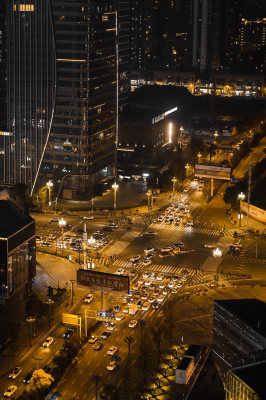 贵阳观山湖区城市街道十字路口夜景