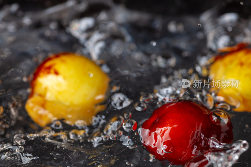 冬枣入水溅起水花的场景