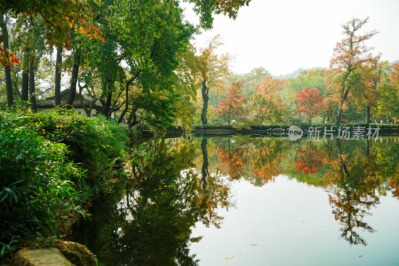 天平山秋日湖光山色