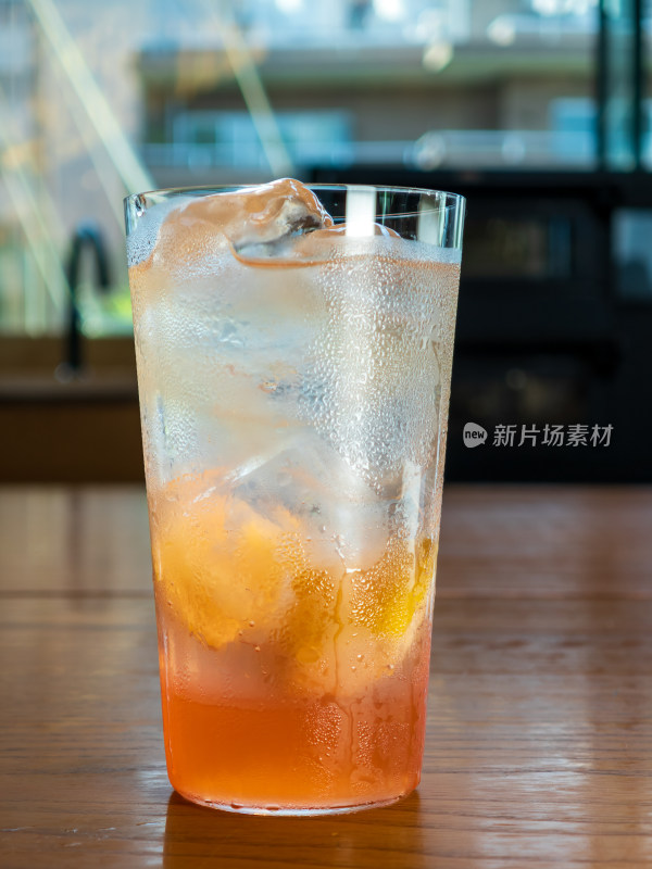 冰镇橙色气泡饮品