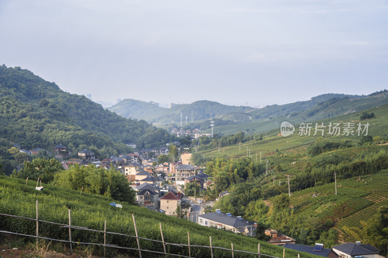 浙江杭州大朗山自然风光，在夕阳下的村庄