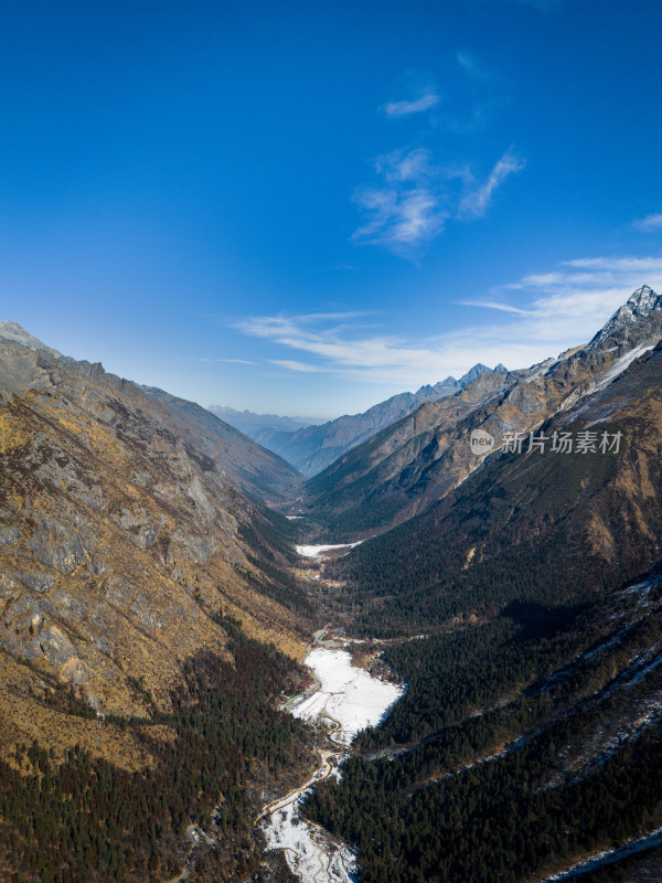 山谷雪山自然风光全景