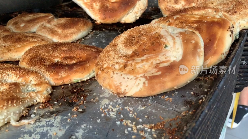 烤制中的芝麻烧饼