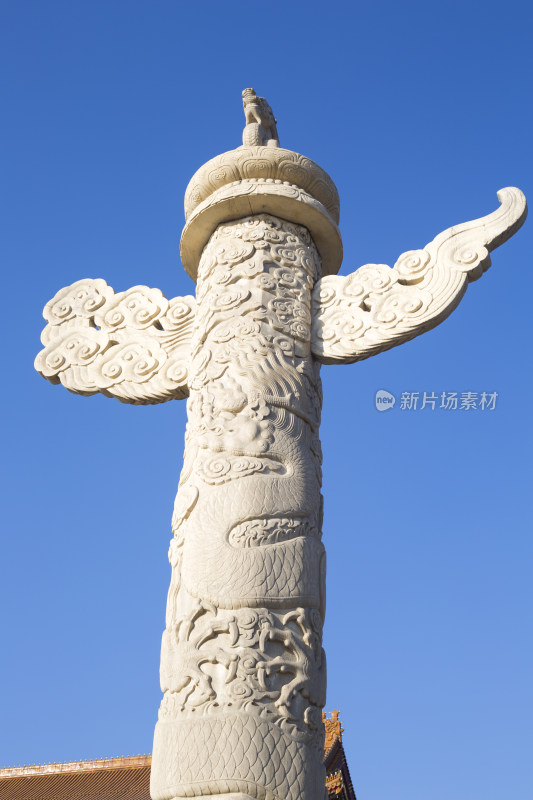 中国北京天安门前的华表在蓝天下