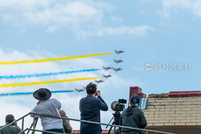 五彩烟雾中的编队飞行 珠海航展