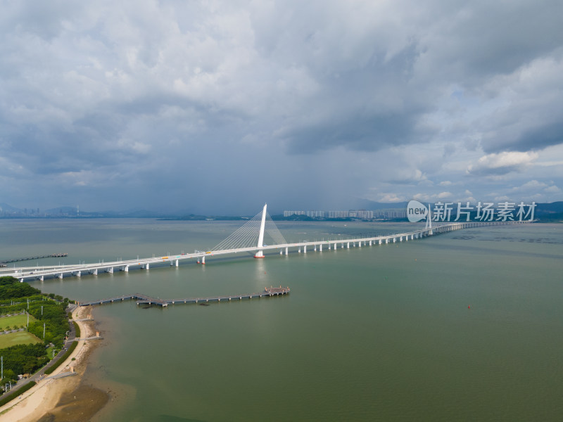 航拍摩羯台风天的深圳湾大桥 跨海大桥