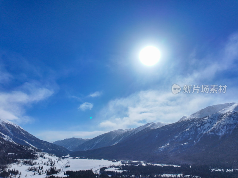 新疆阿勒泰喀纳斯雪景神仙湾晨雾雪山森林