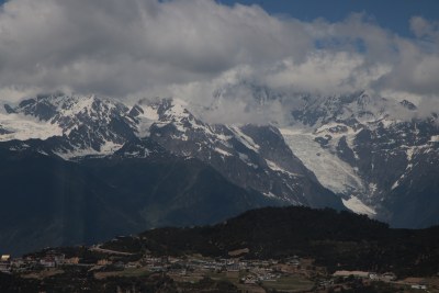 蓝天白云雪山小镇