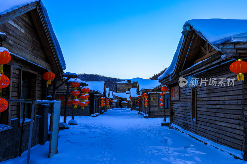 冬天大雪新年挂灯笼村庄