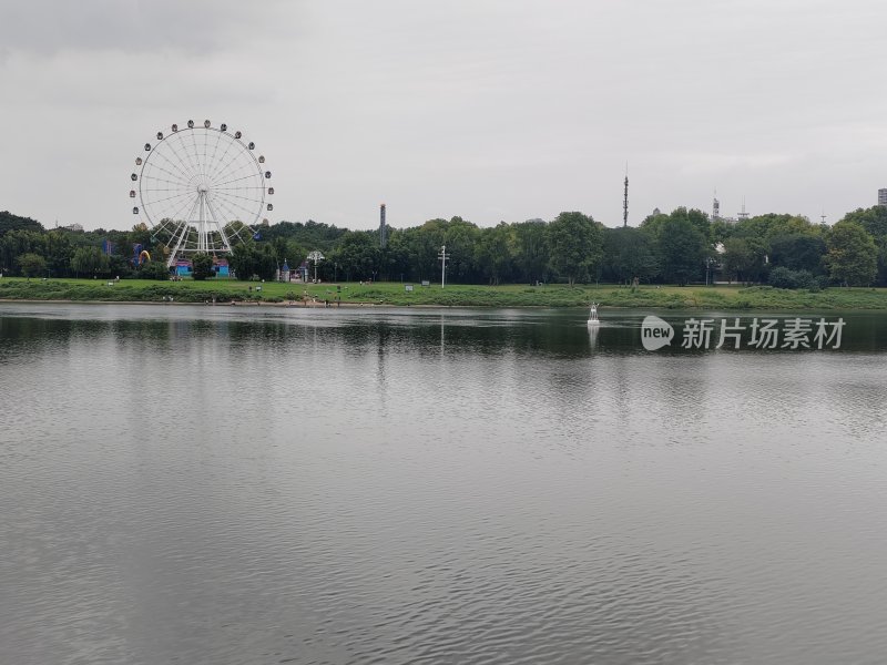 水边摩天轮景观，水面平静开阔