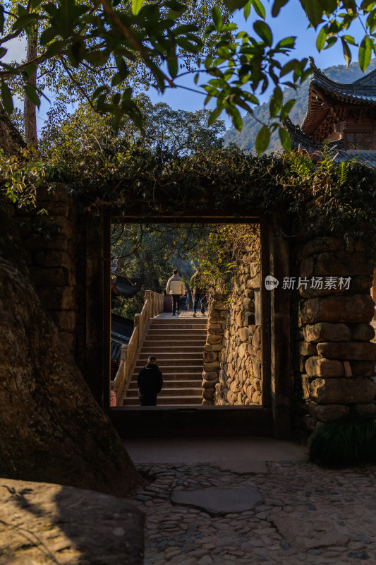 浙江天台国清寺石拱门处行人漫步场景