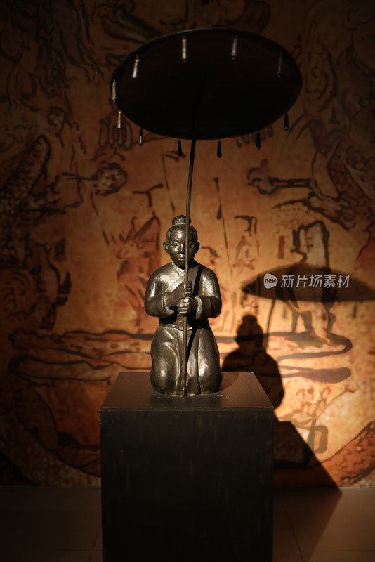 中国伞博物馆持伞铜人