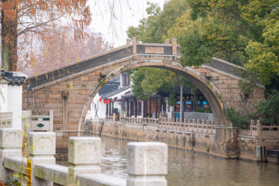 苏州寒山寺外运河旁江南风景