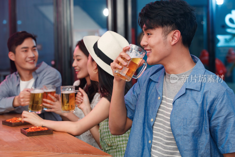 青年男士和朋友在酒吧喝酒