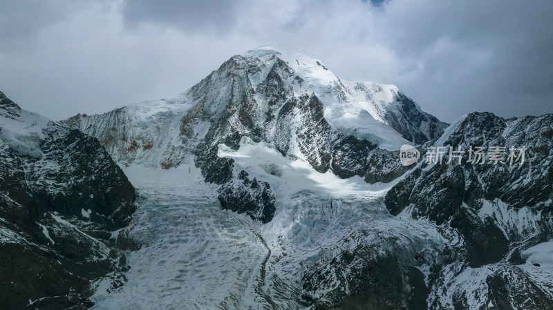 航拍西藏拉萨琼穆岗嘎雪山风景