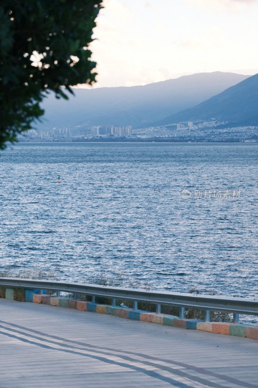 湖边城市与远山风景