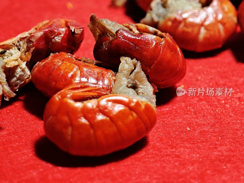 小龙虾露出鲜嫩饱满的虾肉