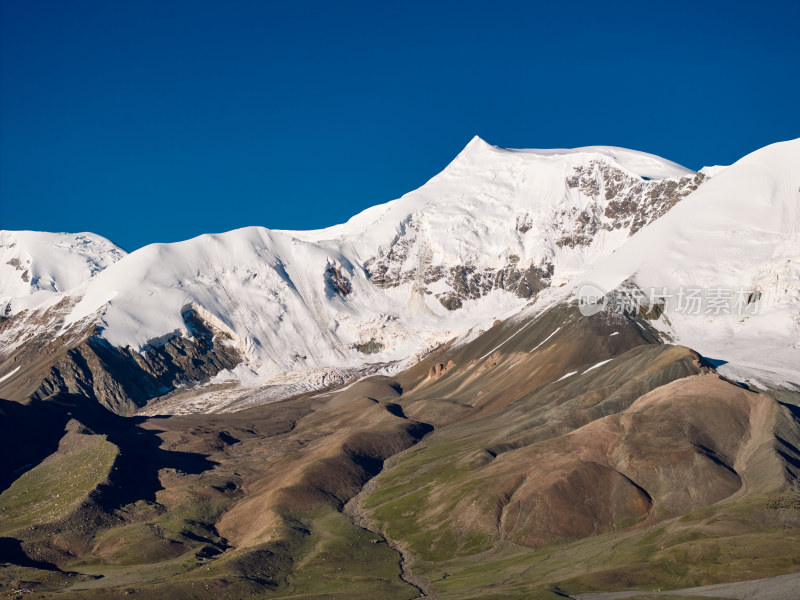 航拍阿尼玛卿雪山