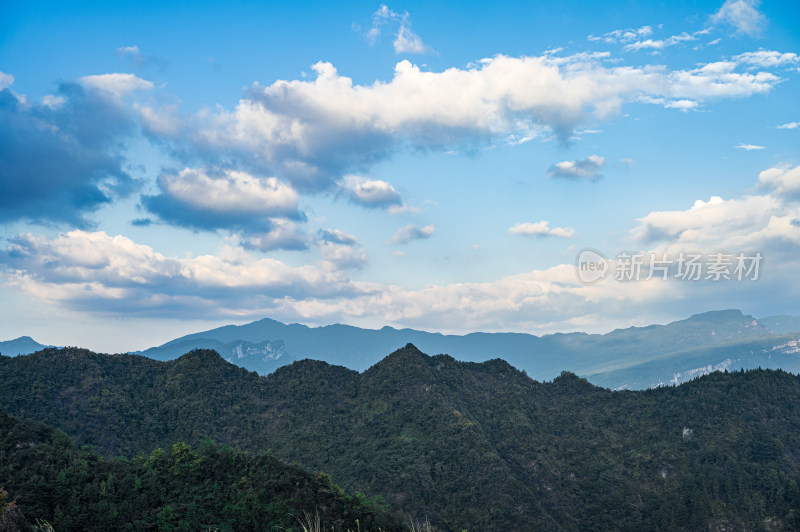 重庆金佛山云雾缭绕的山峰